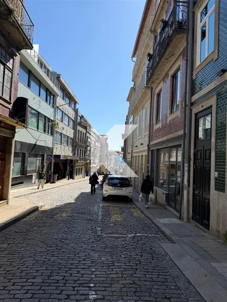 Loja nova com Jardim no Centro do Porto – Ideal para Comércio ou Restauração
