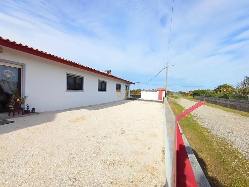 Casa de 3 dormitorios con piscina y terreno - ¡Buen Suceso!