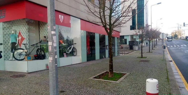 Loja com 80 m2 ao Bessa no Porto.