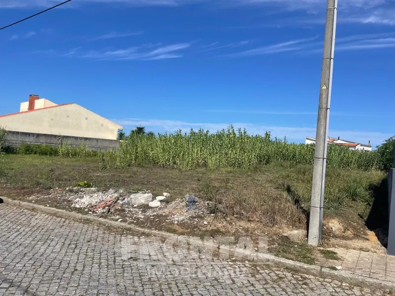 Terreno com Projeto Aprovado para Moradia T4 Geminada – Miramar/Francelos