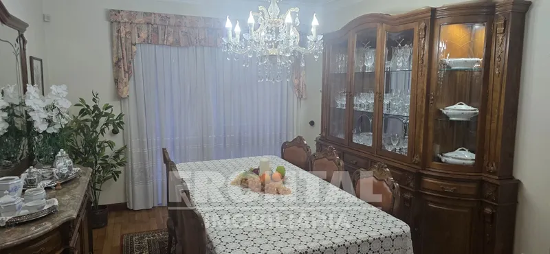 Moradia T4 de luxo com piscina e jardim privativo