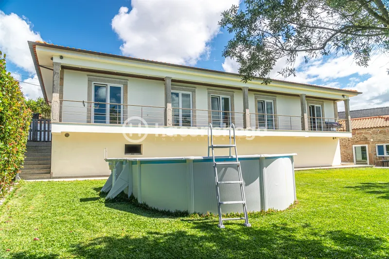 Moradia individual com piscina em Mariz Barcelos