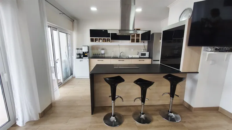 Apartamento T3 88m2 Remodelado, mobilado e equipado, 2 bons terraços - Centro de Setúbal