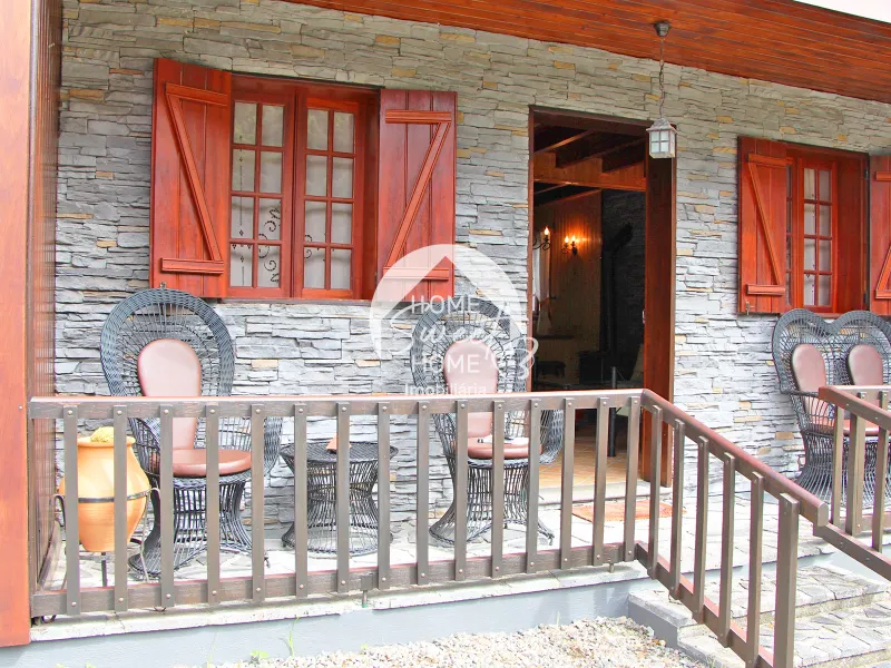 Armazém em formato de casa no Faial, Santana