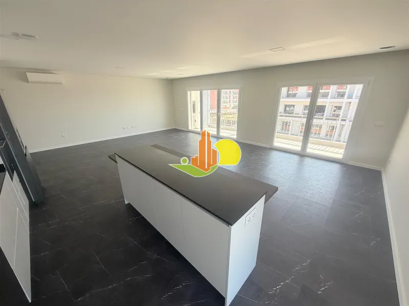 Piso de 3 dormitorios + 3 baños con garaje doble
