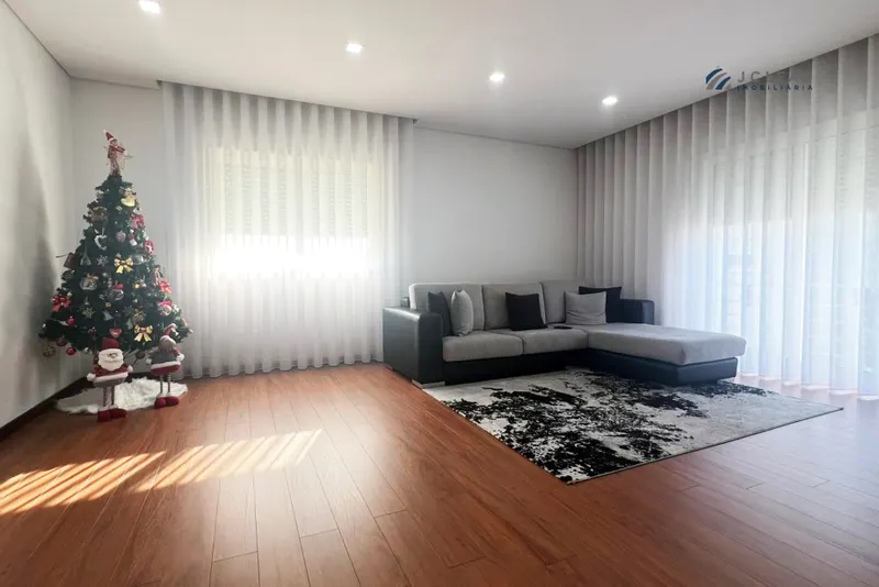 Apartamento T3 Renovado em Vilela – Paredes