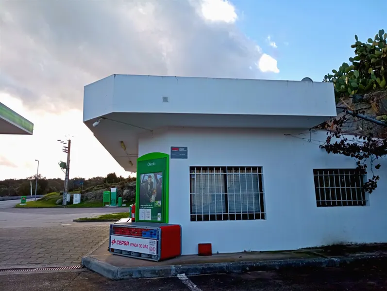 Posto de combustível com restaurante e diversão noturna. Um ótimo espaço para restauração e hotel