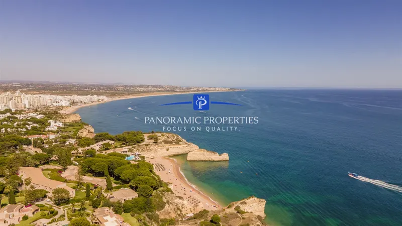 Elegant 3 Bedroom Townhouse within walking distance to Senhora da Rocha Beach