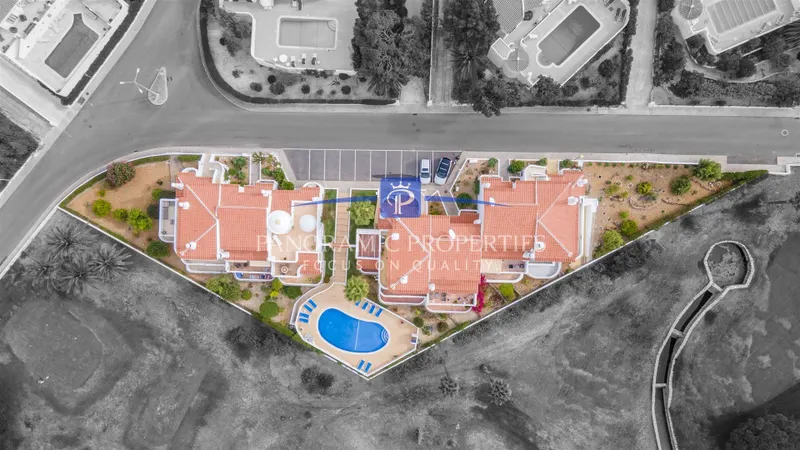 Elegant and well-appointed three bedroom townhouse with sea and golf views in Carvoeiro.