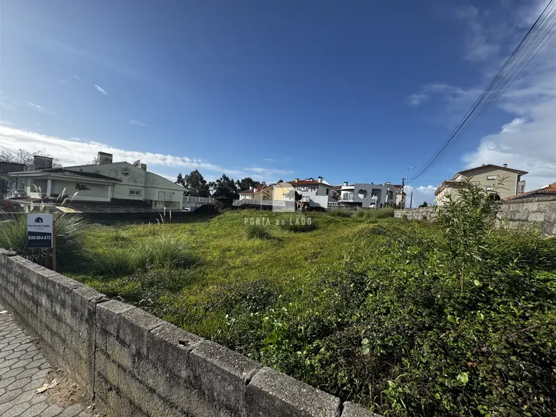 Oportunidade Única em Perosinho — 2 Lotes para Construção de Moradias Geminadas 