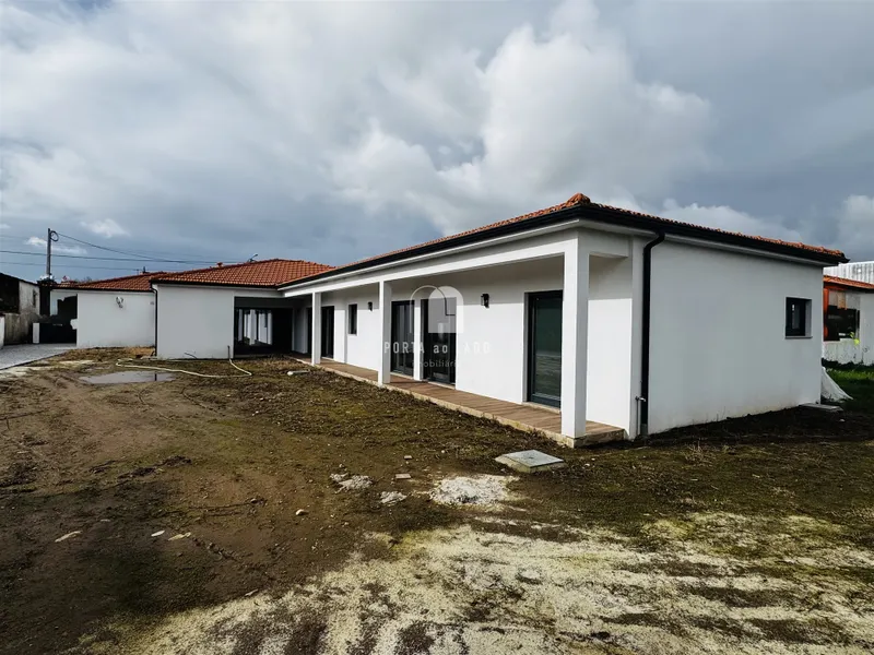 Maison neuve T4 à louer à Arada, Ovar | Avec jardin et garage