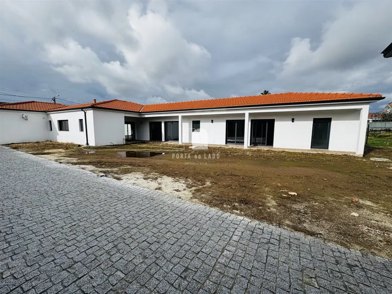 Maison neuve T4 à louer à Arada, Ovar | Avec jardin et garage