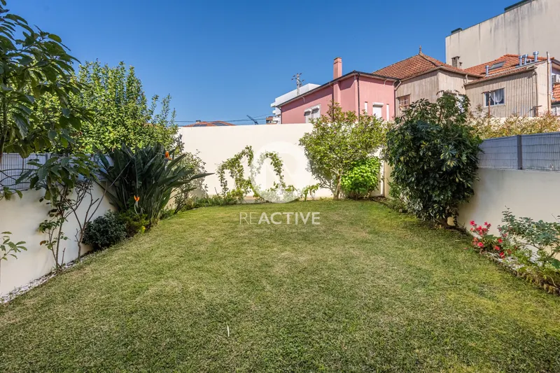 Vivienda T4 con jardín y garaje doble – Pedrouços (urbanización cerrada)