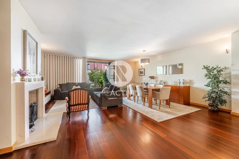 Vivienda T4 con jardín y garaje doble – Pedrouços (urbanización cerrada)