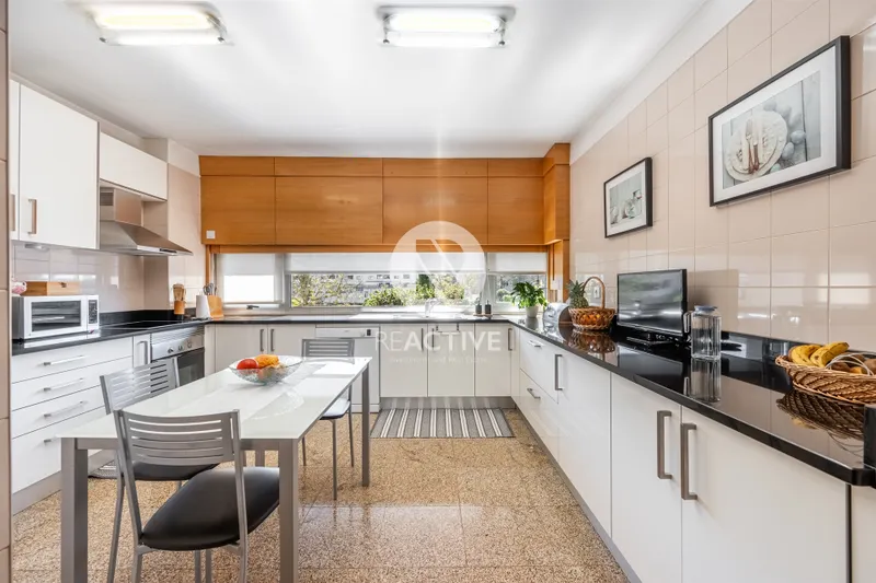 Vivienda T4 con jardín y garaje doble – Pedrouços (urbanización cerrada)