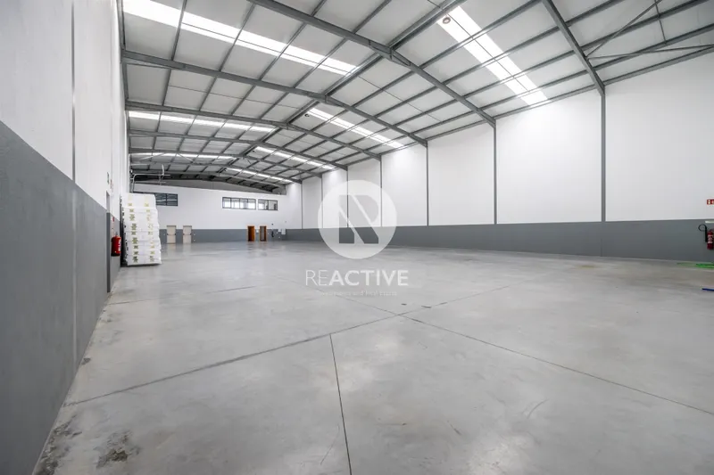 Arrendamento de Armazém Industrial Novo em Vizela com 896m²