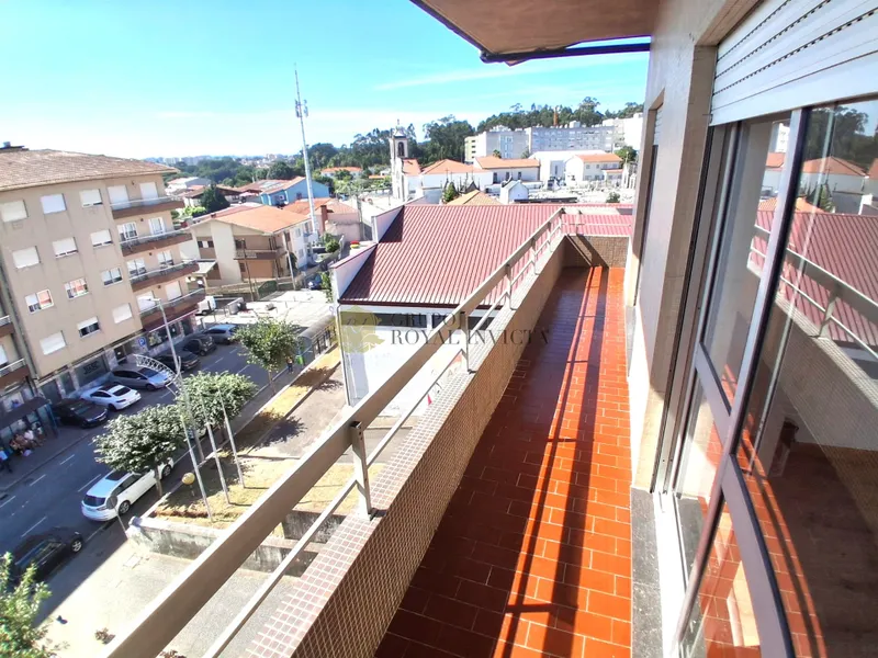 Renovated 3-bedroom apartment with 3 facades, balconies and parking space – Fânzeres, Gondomar