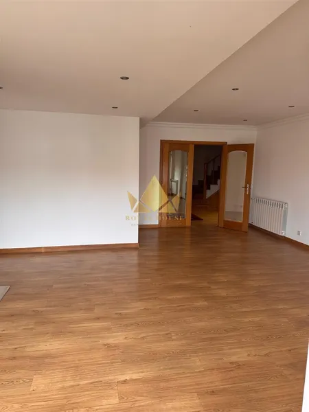 T5 Duplex Versátil (2 Entradas Independentes) na Gândara dos Olivais, Leiria