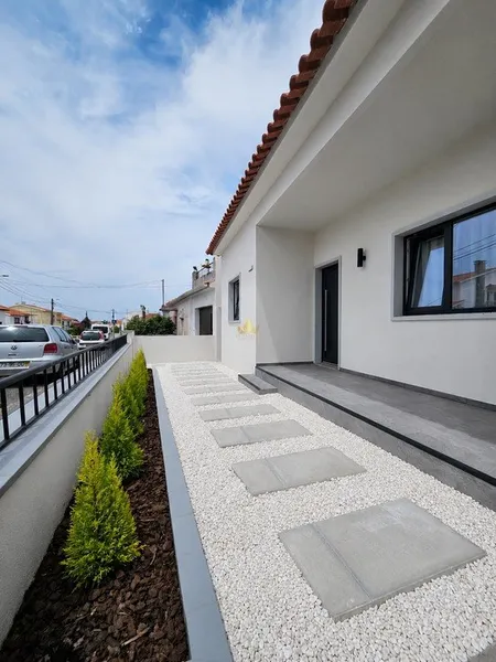 Moradia T3 Remodelada para Venda em Óbidos