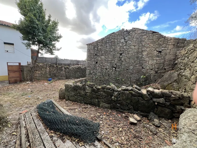 Terreno com Moradia V1