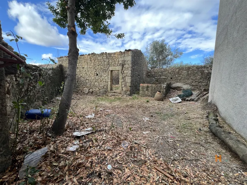 Terreno com Moradia V1