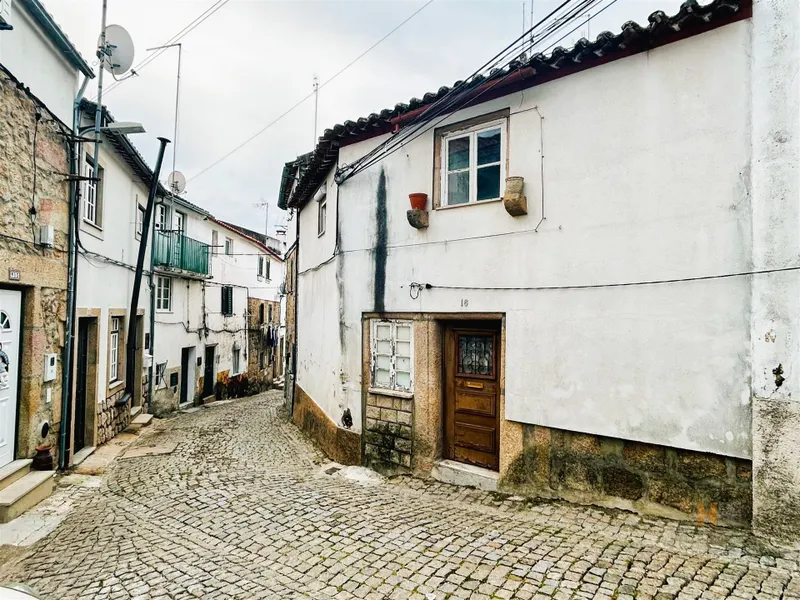  Moradia em banda, centro de Idanha a Nova.