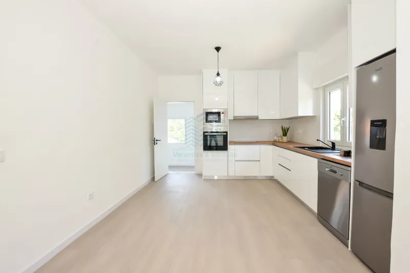 Renoviertes 3-Zimmer-Haus mit Nebengebäuden, Garage und Brunnen.