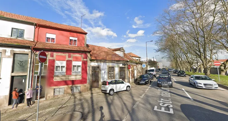 House in Circunvalação, 650m from Hospital de S. João and IPO