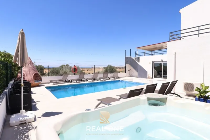 Moradia privada, renovada e com Vista Mar