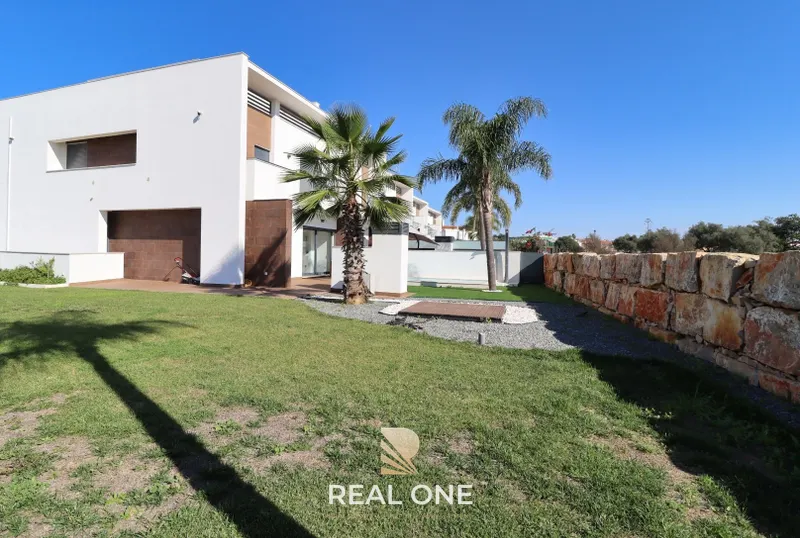 Luxuosa moradia com design moderno e com jardim de 418,4 m2