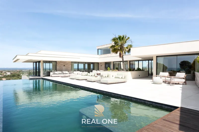 Vila de Luxo com Piscina Infinita e Incrível Vista-Mar