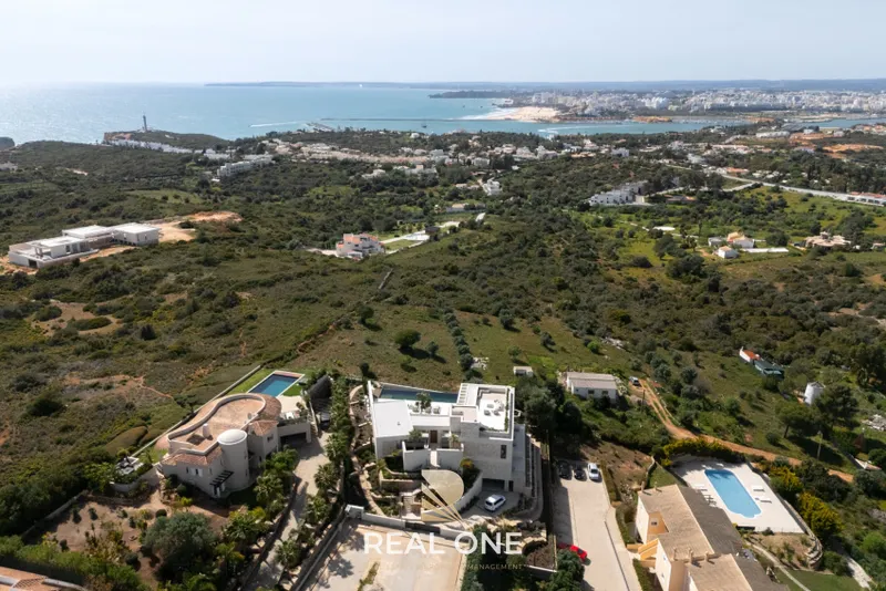 Vila de Luxo com Piscina Infinita e Incrível Vista-Mar
