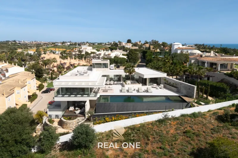 Vila de Luxo com Piscina Infinita e Incrível Vista-Mar
