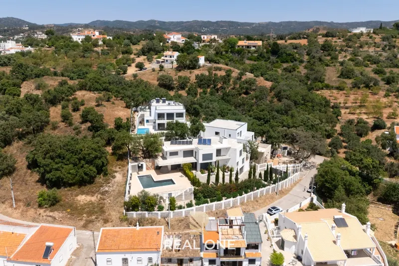 Villa excecional em S. Brás de Alportel - Fase final de construção