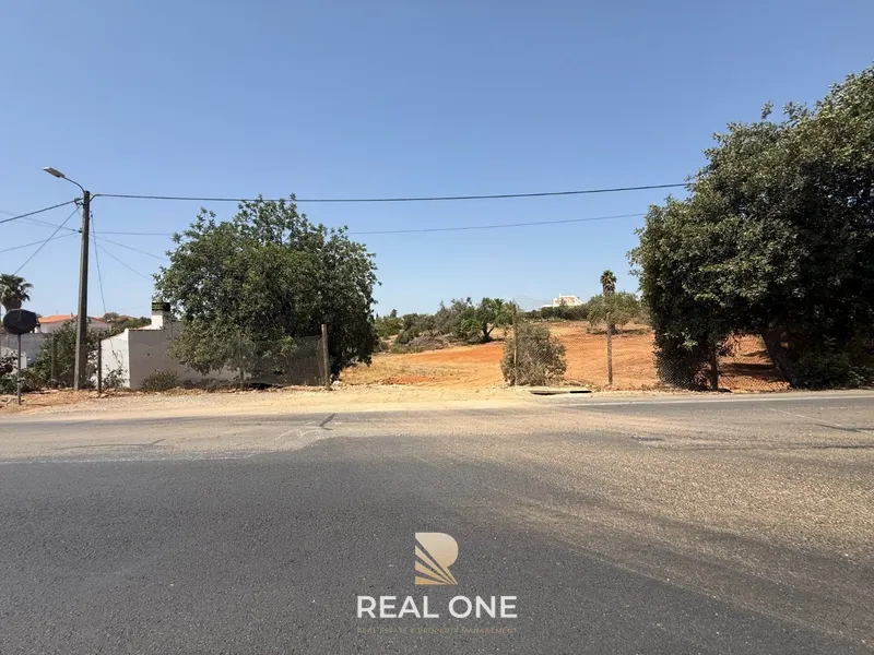 Terreno com 3.930 m2, em Albufeira