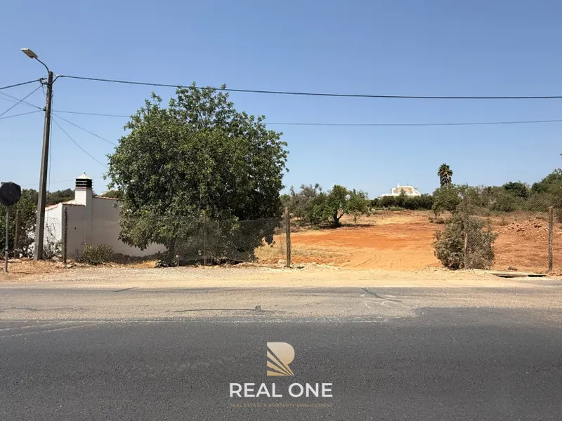 Terreno com 3.930 m2, em Albufeira