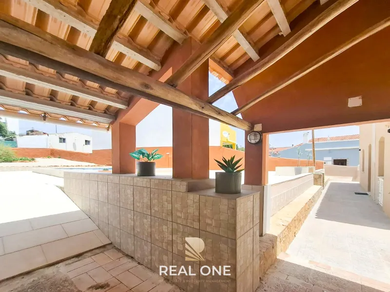 Totalmente reformada – Villa de 3 dormitorios con piscina, jardín y terreno de 1.015m2