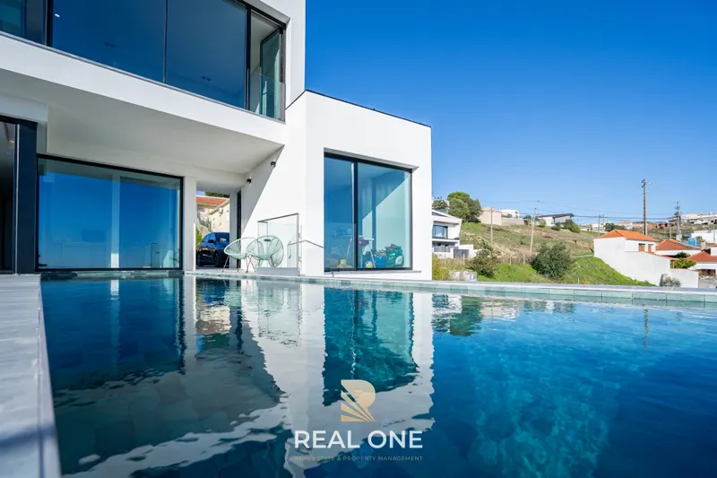 Private 4-bedroom villa with stunning views of the Tejo River and the Vasco da Gama Bridge