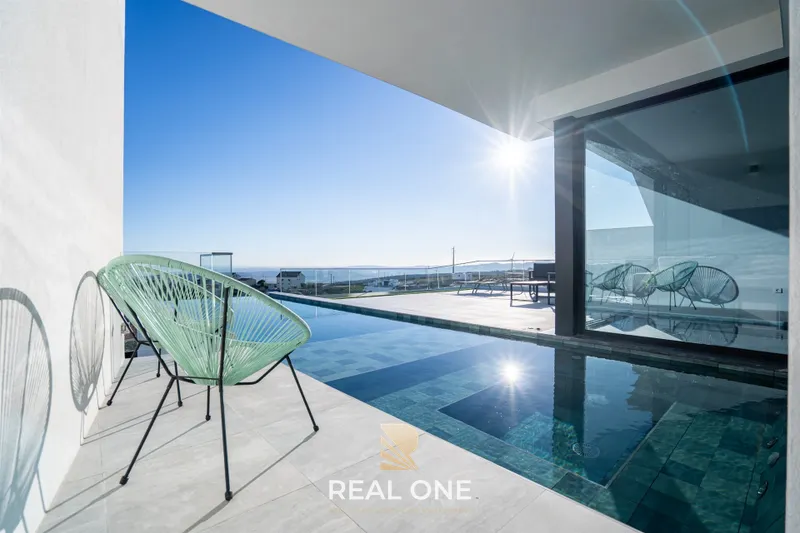 Private 4-bedroom villa with stunning views of the Tejo River and the Vasco da Gama Bridge