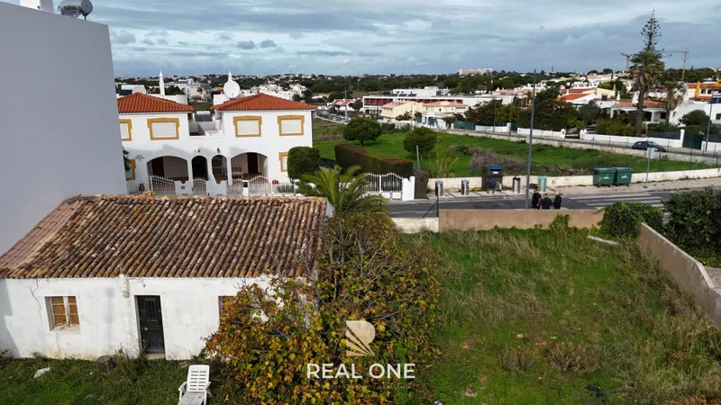 Terre avec ruines à Olhos de Agua