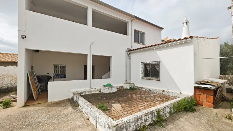 Moradia em lote de 2.587 m2, perto das praias de Quinta do Lago e Vale do Lobo