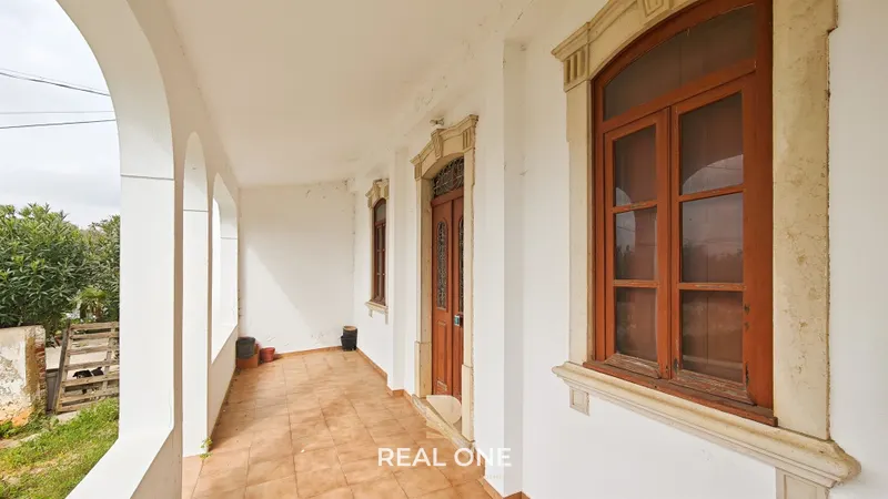 Moradia em lote de 2.587 m2, perto das praias de Quinta do Lago e Vale do Lobo