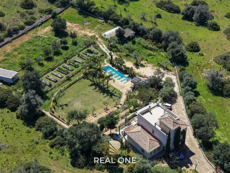 Superb Exclusive Luxury Property - 5 suites - 6,000m²