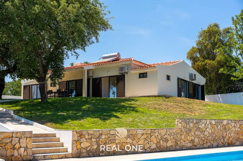 Villa Privada V4 em Lote de 1.404 m² – Vale Navio, Albufeira