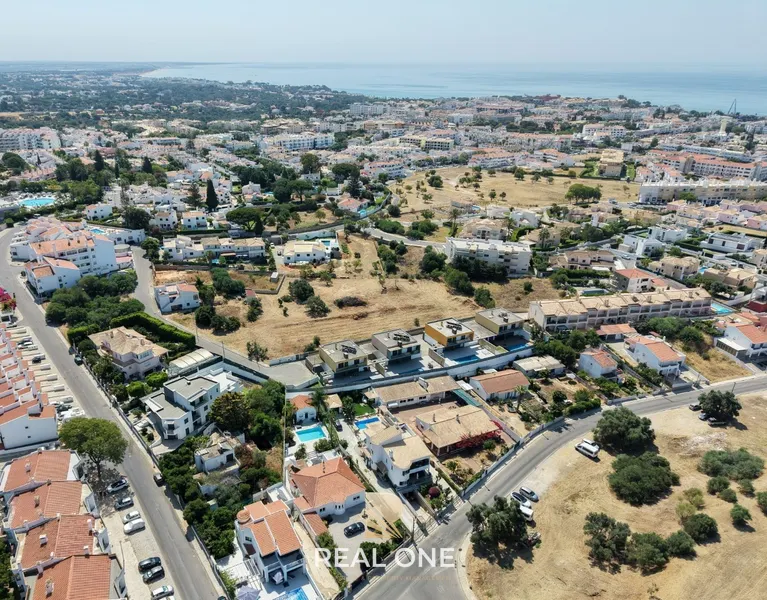 Villa privada com 900 m2 de lote perto da praia