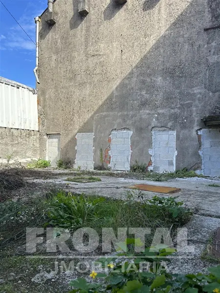 Terreno com Casa e Armazém - 423 m2 | Milheirós, Maia